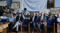 Mieszkańcy gminy wiejskiej Puławy próbowali wpłynąć na decyzję radnych miejskich. Mimo dużego zaangażowania i licznej obecności, krytykowany przez nich projekt uchwały zyskał poparcie 