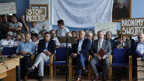 Mieszkańcy gminy wiejskiej Puławy próbowali wpłynąć na decyzję radnych miejskich. Mimo dużego zaangażowania i licznej obecności, krytykowany przez nich projekt uchwały zyskał poparcie 