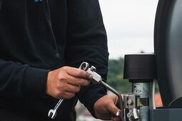 Obraz mu "śnieżył", więc wszedł na dach. Alkohol dodał mu odwagi