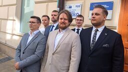 Rafał Kulicki, w środku, w jasnej marynarce