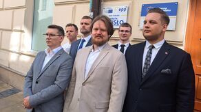 Rafał Kulicki, w środku, w jasnej marynarce