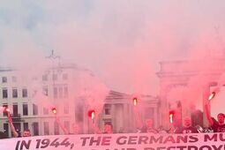 Konfederacja o Powstaniu Warszawskim pod Bramą Brandenburską w Berlinie