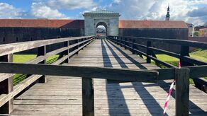 Most przy Nowej Bramie Lubelskiej został zamknięty kilka lat temu. W tegorocznym budżecie miasta zabezpieczono pieniądze na jego remont, ale prace nie ruszyły. Może coś drgnie wiosną 2026 po kolejnym przetargu