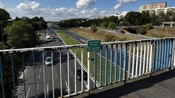 "Życie warte rozmowy". Nietypowe tabliczki na lubelskich wiaduktach 