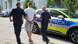 Niefortunny złodziej w drodze do więzienia