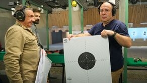 Bartłomiej Kseniak zawodnik KS SNAJPER (z tarczą) - zwycięzca w dwóch kategoriach pistoletowych.