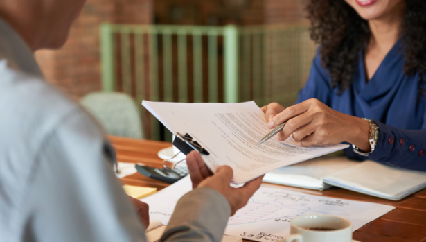 Umowa na usługę – co powinna zawierać, aby chronić obie strony?