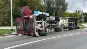 Przewrócona cysterna sparaliżowała miasto. Kierowcy utknęli w korkach