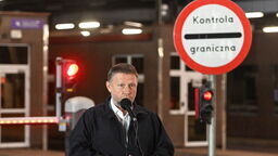 Minister spraw wewnętrznych i administracji Marcin Kierwiński podczas konferencji prasowej przy polsko-białoruskim przejściu granicznym w Terespolu, w nocy z 11 na 12 bm.