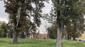 Nowe bloki będą wyższe niż budynki dawnych koszar, a ich elewacje nie zostały zaprojektowane tak, by nawiązywać architektonicznie do tej dawnej zabudowy