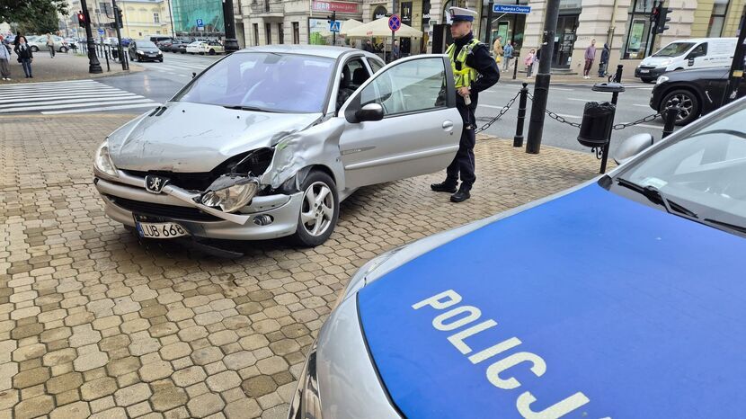 Kolizja w centrum miasta. Mogą tworzyć się utrudnienia