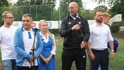 Jakub Rutnicki (z prawej), minister sportu i turystyki, odwiedził dzisiaj Puławy. Na sportowym boisku po konferencji prasowej dotyczącej zmian w ustawie o sporcie, stanął na bramce podczas meczu z dziećmi i samorządowcami 