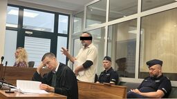 Wiesław H. był przez większość pierwszej rozprawy spokojny. Kilka razy śmiał się, a wyraźnie unosił, gdy mówiono, że jego sytuacja finansowa nie była wcale tak zła, jak ją przedstawił