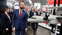 Władysław Kosiniak-Kamysz podczas zwiedzania XXXIII Międzynarodowego Salonu Przemysłu Obronnego w Kielcach