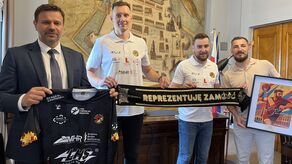 W połowie lipca br. reprezentacja Padwy złożyła wizytę prezydentowi miasta, by podziękować za wsparcie w poprzednim sezonie. Do pamiątkowego zdjęcia pozowano z koszulkami, na których było logo miasta, a także promującymi Zamość klubowymi szalikami i plakatami