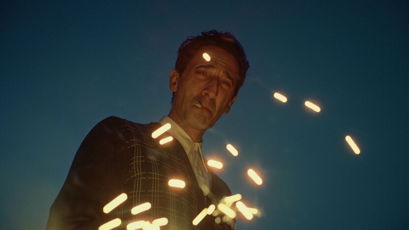 Adrien Brody w filmie Brutalista