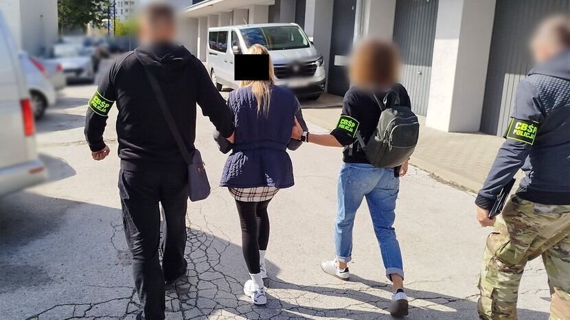 Luksusowe auta wysyłali do wbrew sankcjom do Rosji i na Białoruś. Wyłudzili 40 mln VAT-u