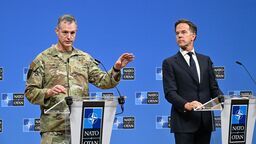 Naczelny dowódca sił sojuszniczych w Europie (SACEUR) gen. Alexus Grynkewich i  Sekretarz generalny NATO Mark Rutte na konferencji prasowej w Kwaterze Głównej NATO w Brukseli