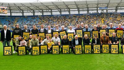 Byli piłkarze i trenerzy Motoru odebrali pamiątkowe koszulki z okazji 75-lecia