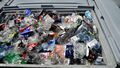 System kaucyjny ma zmniejszyć liczbę odpadów, w tym plastikowych butelek. 