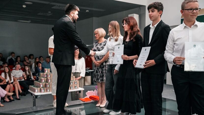 213 stypendystów odebrało 1 września wyróżnienia z rąk prezydenta Chełma Jakuba Banaszka 
