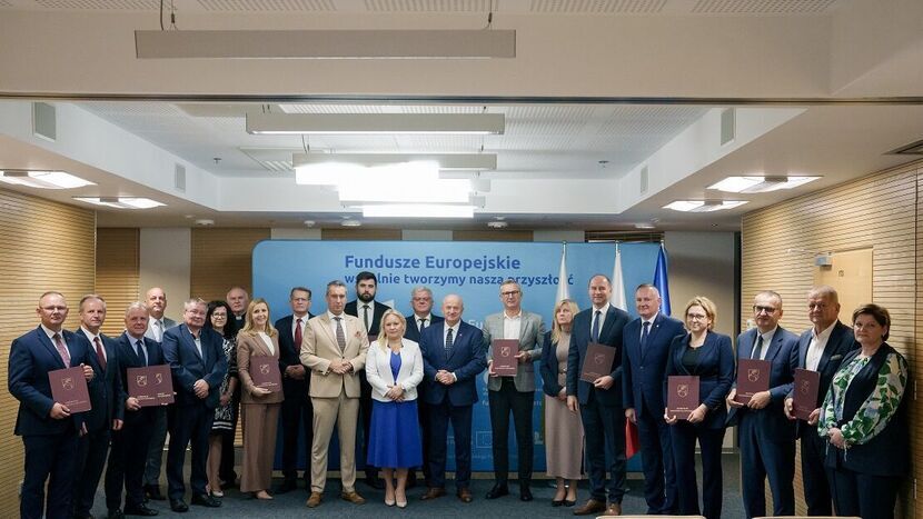 14 umów na 31 milionów. Marszałek podpisał umowy na unijne dotacje