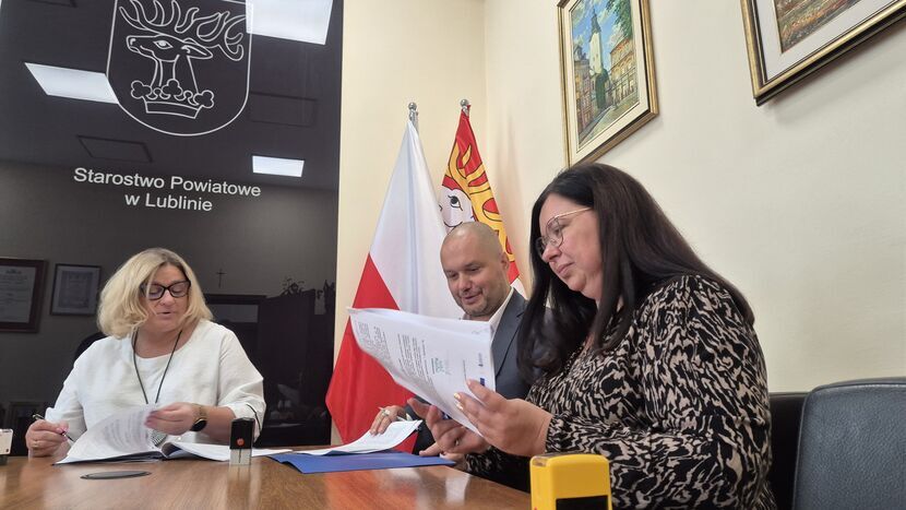 Pod dokumentami podpisała  się (z lewej) dr inż. Sylwia Pisarek-Piotrowska, starosta powiatu lubelskiego, Iwona Pulińska, wicestarosta oraz przedstawiciel firmy MGGP S.A. Janusz Wawrzuta.