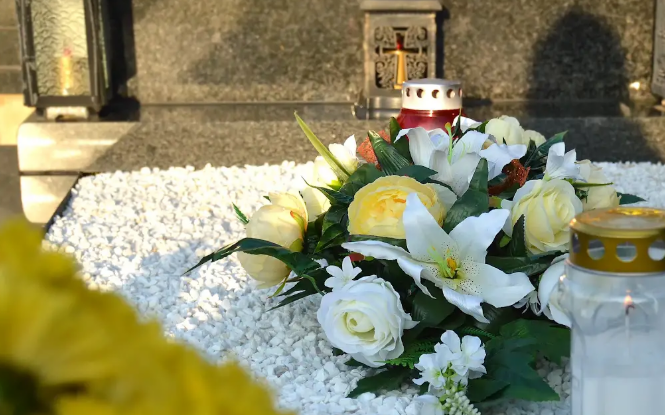 Trwałe dekoracje cmentarne – jak dobrać wiązanki, wkłady i wazony, by przetrwały cały sezon?