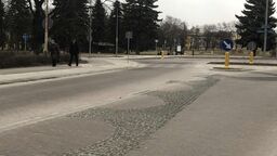 Ten wybrukowany granitową kostką fragment ulicy Akademickiej dochodzący do ronda Hetmana Jana Zamoyskiego nie zostanie objęty remontem. Wykonano go kilka lat temu. Nawierzchnia została ułożona tak, by uwidaczniać odkryte przy okazji renowacji Placu Stefanidesa ceglane i kamienne relikty korony murów lewego czoła Bastionu V