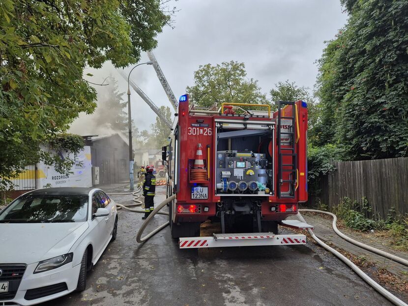 Płonie warsztat samochodowy. Z ogniem walczy 13 zastępów strażaków