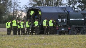 Słuzby na miejscu upadku rosyjskiego drona w Wohyniu