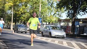 Biegali pośród samochodów. Kto nie dopilnował? 