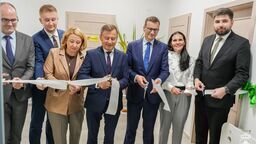 Uroczyste przecięcie wstegi podczas oficjalnego otwarcia Żłobka Miejskiego "Miś"