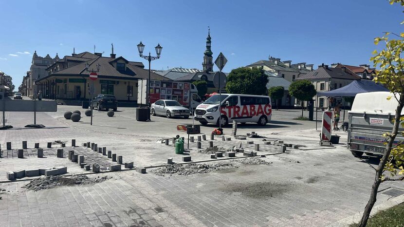 Na ulicy Łukasińskiego pracownicy Strabagu całe wakacje układali kostkę na nowo. Od 1 października będzie już można tamtędy jeździć