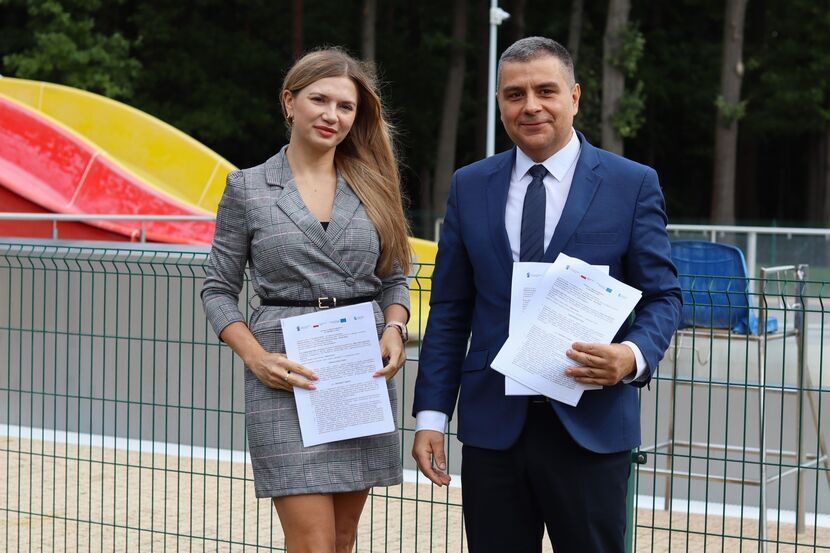 Kontrakt na wodny plac zabaw podpisała firma Deka. Prace mają zakończyć się w maju przyszłego roku. Na zdjęciu przedstawicielka wykonawcy oraz prezydent miasta Puławy