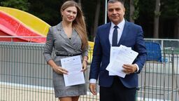 Kontrakt na wodny plac zabaw podpisała firma Deka. Prace mają zakończyć się w maju przyszłego roku. Na zdjęciu przedstawicielka wykonawcy oraz prezydent miasta Puławy