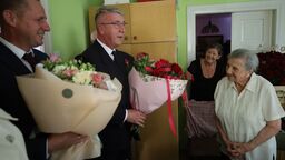 Z kwiatami i życzeniami do dostojnej jubilatki wybrał się w sobotę burmistrz Tomaszowa Lubelskiego