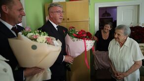 Z kwiatami i życzeniami do dostojnej jubilatki wybrał się w sobotę burmistrz Tomaszowa Lubelskiego