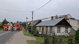 Dron uderzył w dom w Wyrykach. Droga powiatowa zablokowana