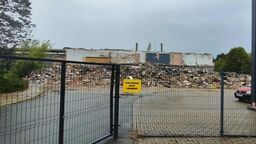 Trwa rozbiórka hali produkcyjnych Bialskich Fabryk Mebli przy ulicy Sidorskiej