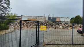 Trwa rozbiórka hali produkcyjnych Bialskich Fabryk Mebli przy ulicy Sidorskiej