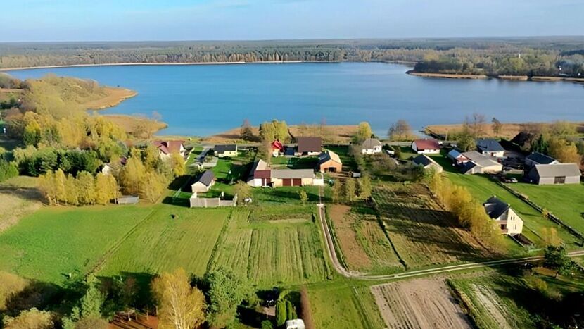 Krasne to jedna z wielu letniskowych miejscowości bogatej w jeziora gminy Uścimów w powiecie lubartowskim. Właściciele domków od lat czekają na wodociąg, ich cierpliwość z każdym rokiem maleje
