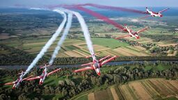 Siedem biało-czerwonych Iskier w ostatni piątek dęblińscy wojskowi przekazali fundacji Biało-Czerwone Skrzydła