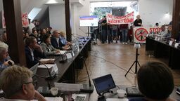 Podczas sesji rady miasta i gminy w Końskowoli mieszkańcy ostro sprzeciwili się farmie wiatrowej