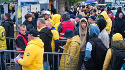 Kibice przed wejściem na Z5