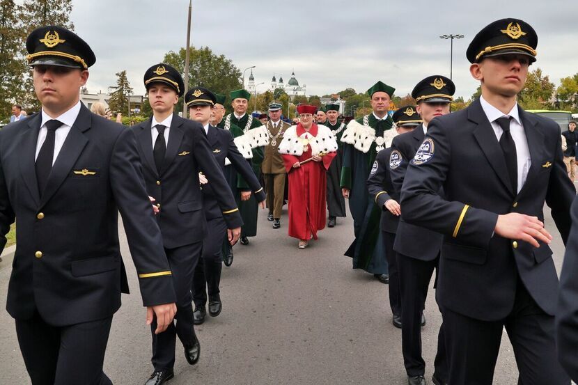 Po liturgii w Bazylice Narodzenia NMP, uczestnicy w uroczystym pochodzie udali się do siedziby Akademii przy ul. Wojsławickiej.<br />
