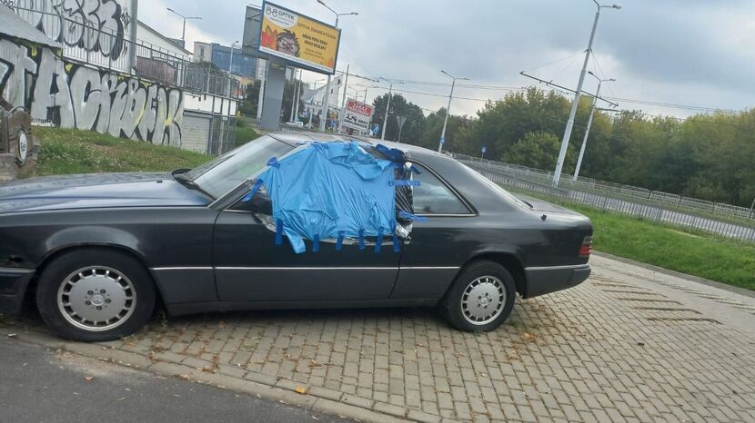 Zostawiony kilka miesięcy temu samochód utrudnia wjazd i wyjazd z parkingu przy ul. Bocianiej. Mimo próśb ze strony mieszkańców na odholowanie go w inne miejsce żadna ze służb na razie się nie zdecydowała. Wszystkiemu winne mają być przepisy