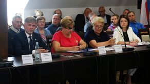 Burmistrz Majkutewicz (z lewej) wygrał ostatnie wybory samorządowe wprowadzając do rady miasta sporą grupę sołtysów