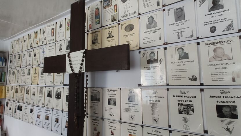 Ścianę w jednym z pokoi mieszkalnych schroniska przy ul. Wołyńskiej 69, zdobią fotografie tych, którzy odnaleźli już swój dom, tam gdzieś na górze