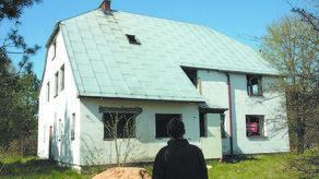 Siedziba sekty NIEBO, opuszczona już przed wielu laty – zdjęcie z czasów, gdy tematem sekty na bieżąco zajmował się Dziennik Wschodni